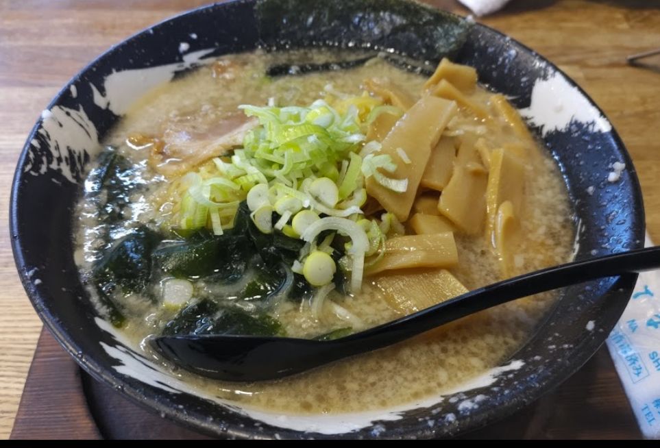 わかめ、チャーシュートッピング潮ラーメン